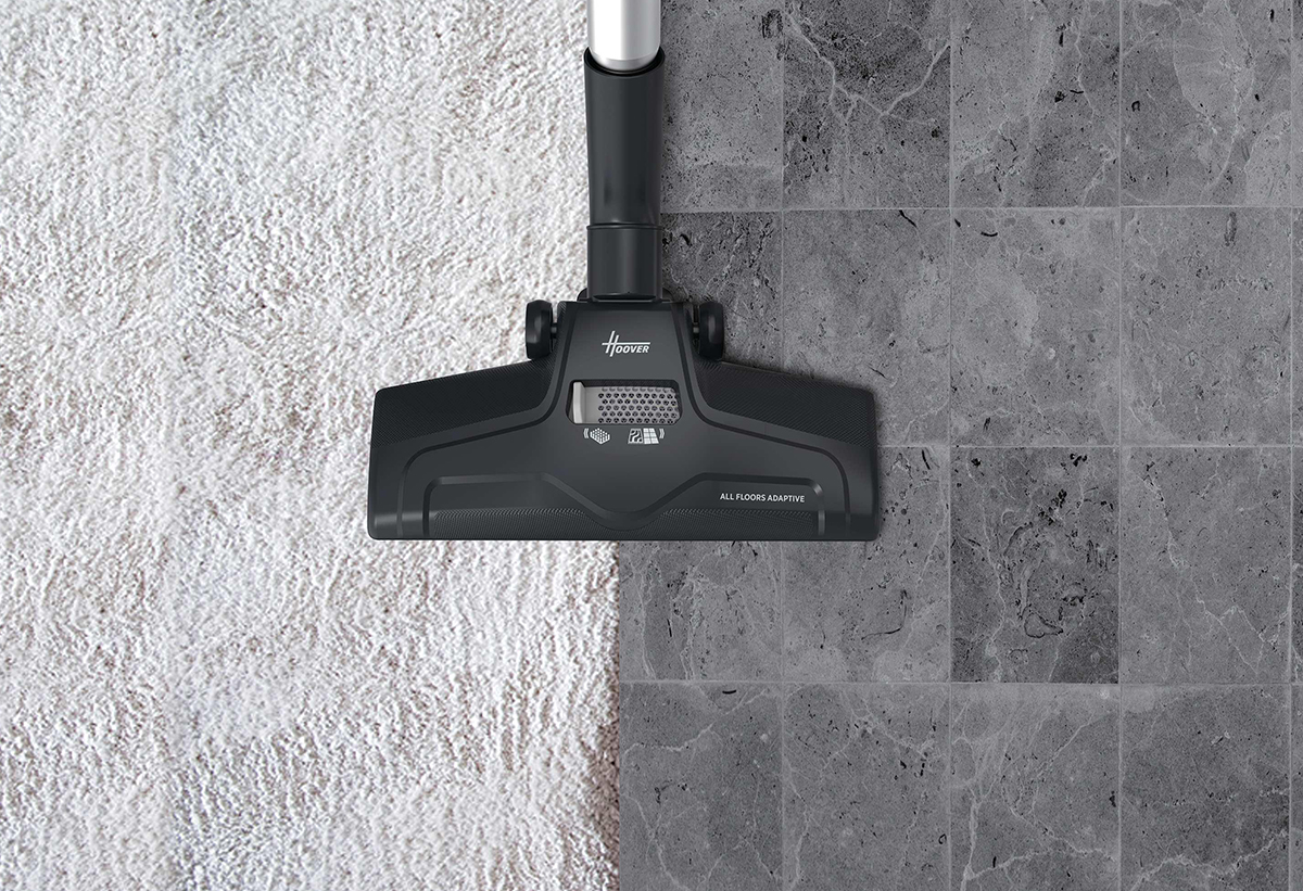 Παρουσιάζεται η σκούπα σε διάφορα δάπεδα.